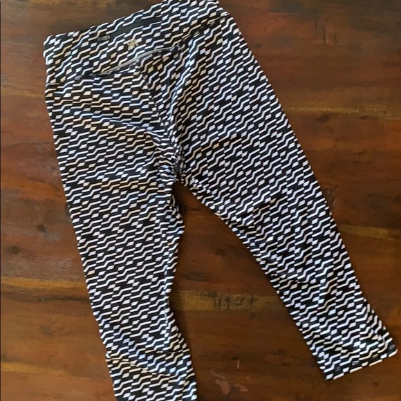 High Waisted Cropped Leggings - Picture 2 of 5